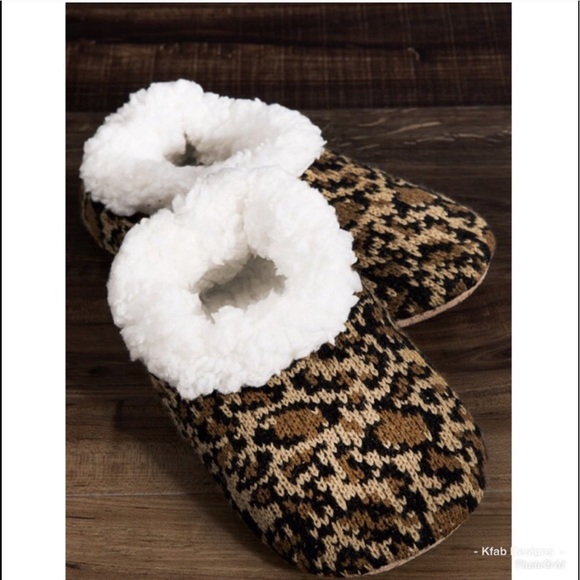 Cheetah Faux fur lined non slip slippers! - Picture 3 of 3